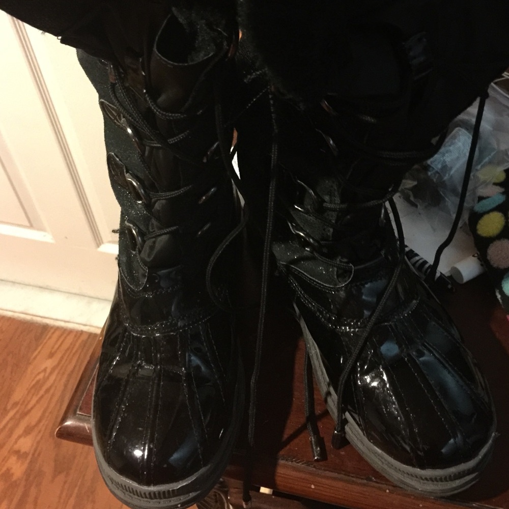 Black Khombu snow boots size 9